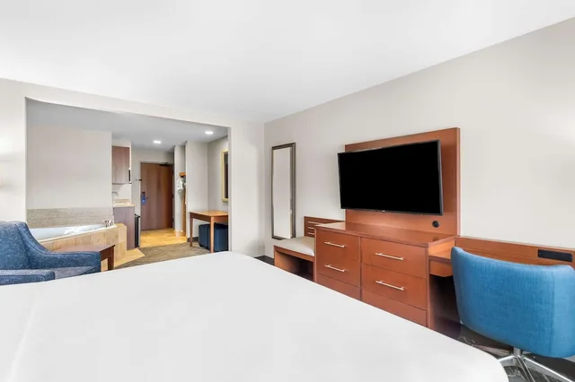جناح بسرير كينج بحوض جاكوزي، Comfort Inn and Suites Mountain Iron And Virginia 2/6