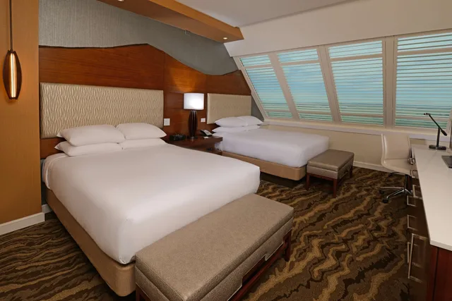 غرفة ديلوكس بسريرين كوين، The Inverness Denver, a Hilton Golf & Spa Resort 3/10