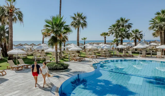 غرفة سوبيريور بسرير مزدوج أو سريرين منفصلين بإطلالة على البحر بشرفة، Golden Bay Beach Hotel 1/1