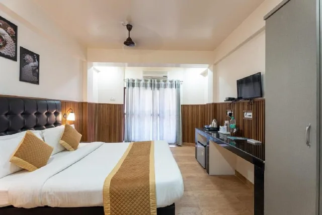 Executive, Queen Bed, Balcony, Hotel Mainak 1/1