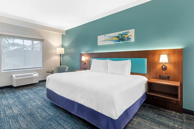 غرفة قياسية بسرير كينج، Best Western Plus Miami Airport North Hotel & Suites 3/8