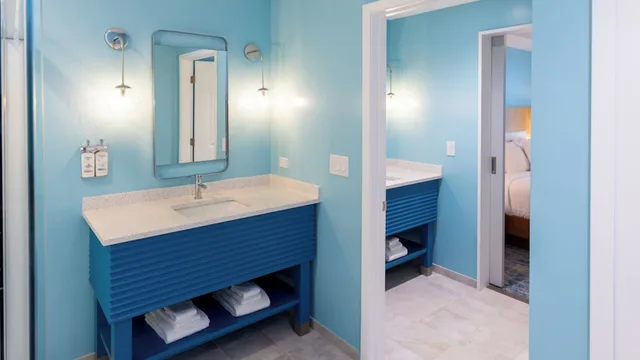 غرفة قياسية بسرير كينج بغرفة نوم واحدة مع أريكة، Holiday Inn Club Vacations Myrtle Beach Oceanfront 7/7