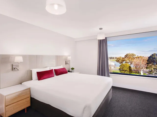غرفة سوبيريور بسرير مزدوج بإطلالة على البحيرة، Mercure Melbourne Albert Park 1/2
