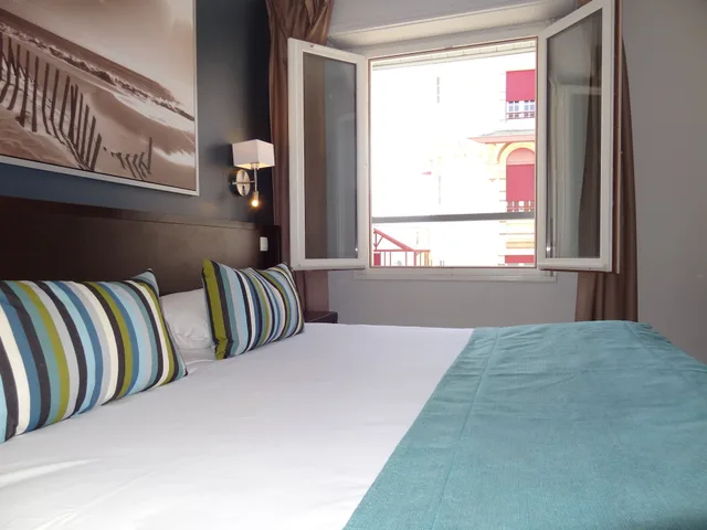 غرفة رباعية بسرير كوين بإطلالة على الفناء مع أريكة، Hotel Florida 4/6