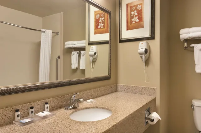 جناح بسريرين كوين بغرفة نوم واحدة مع أريكة، Country Inn and Suites By Radisson, Goodlettsville, TN 3/3