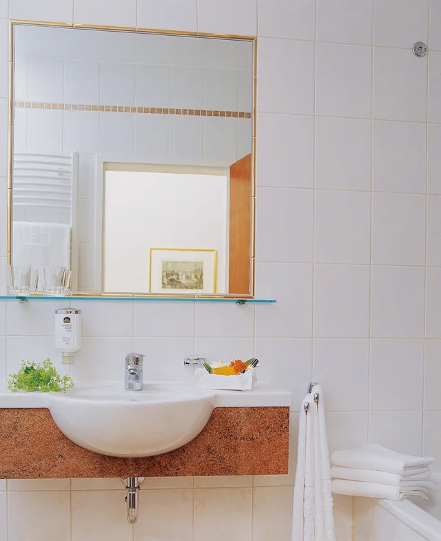 Courtyard, Double Bed، Stefanie 3/3