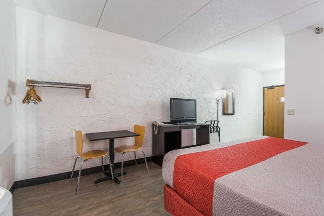 غرفة قياسية بسرير كينج، Motel6 Bridgeview, IL 6/8