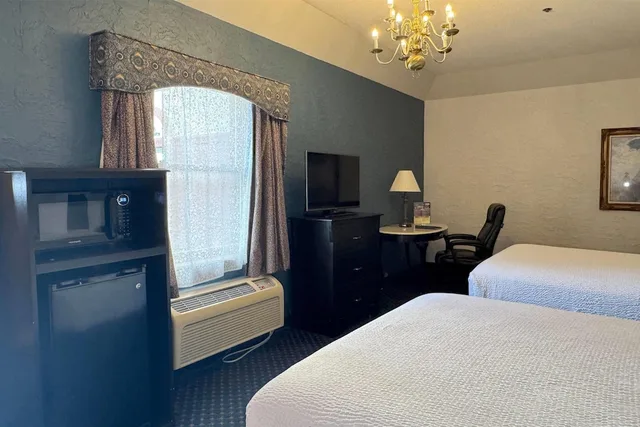 غرفة بسريرين كوين لذوي الإعاقة، The Chateau Hotel And Conference Center 4/6