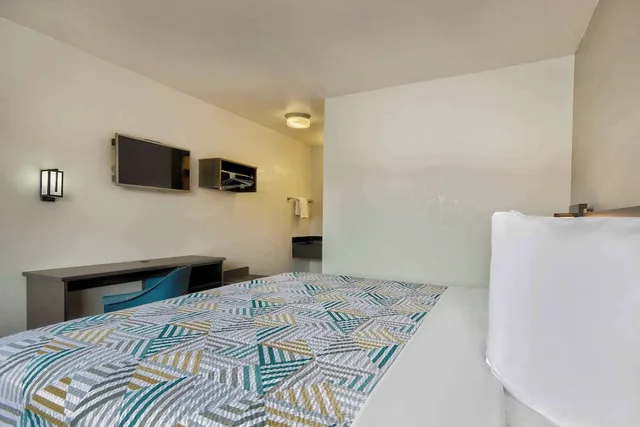 غرفة قياسية بسرير كينج، Studio6 Albuquerque, NM - Midtown 5/6