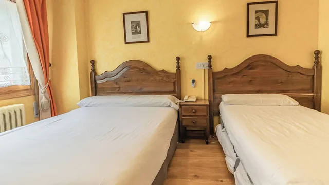 غرفة عائلية بسرير مزدوج مع أريكة، Hostal Rio Ara Bellosta 4/8