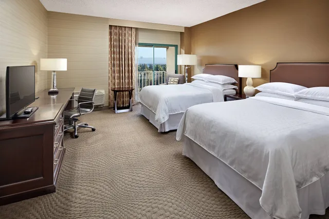 جناح بسريرين كوين بإطلالة على الفناء بشرفة بغرفة نوم واحدة، Sheraton San Jose Hotel 1/2