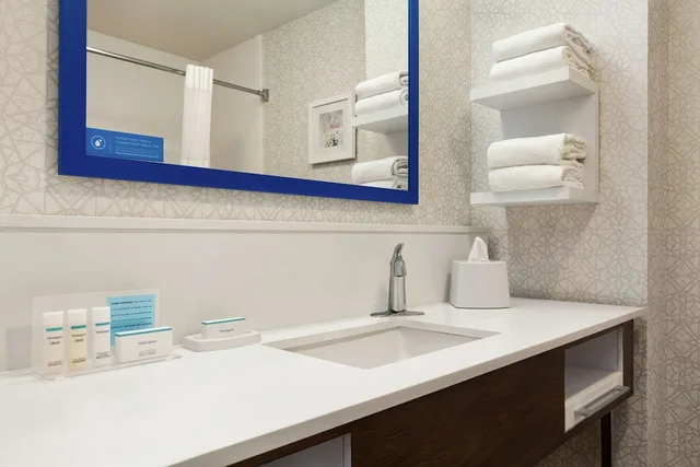 غرفة قياسية بسريرين كوين، Hampton Inn Tracy 3/3