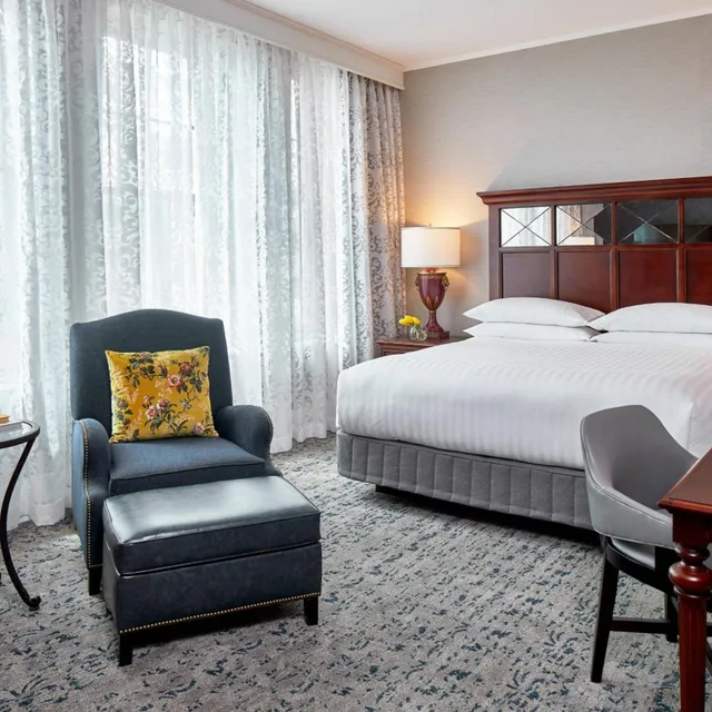 غرفة كلوب بسرير كينج، The Battle House Renaissance Mobile Hotel Spa 1/2