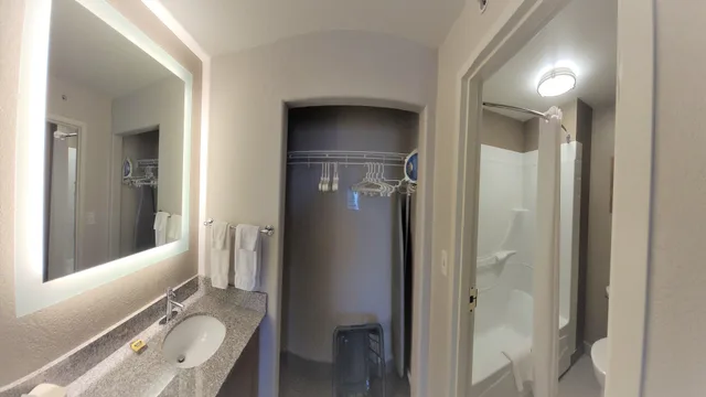 جناح بسرير كوين بغرفة نوم واحدة مع أريكة، Staybridge Suites Hotel Calgary Airport 5/6