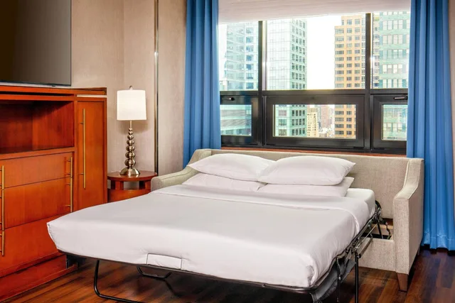 جناح بسرير كينج بإطلالة على المدينة بغرفة نوم واحدة مع أريكة في طابق مرتفع، Four Points by Sheraton Midtown Times Square 2/2