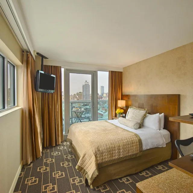 غرفة تنفيذية بسرير كوين بشرفة في طابق مرتفع، Wyndham Garden Chinatown Hotel 3/7