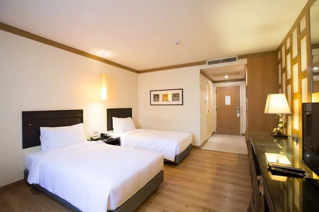 Deluxe, Queen Bed, The Tarntawan Hotel Surawong Bangkok 8/10