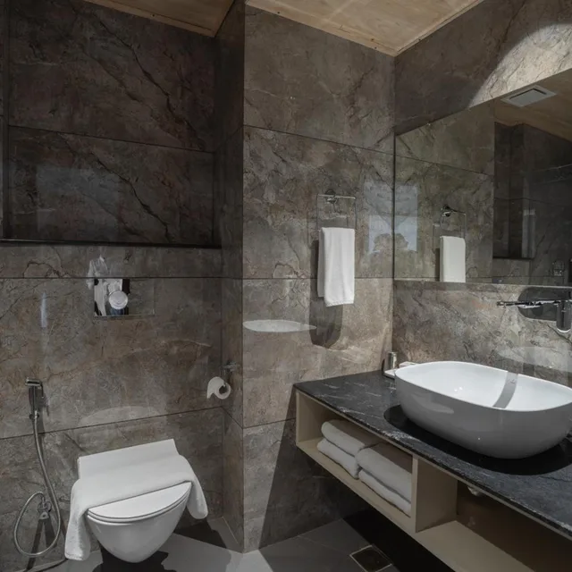 غرفة تنفيذية بسرير كينج بشرفة بإطلالة مع أريكة، Summit Norling Resort Spa 4/5