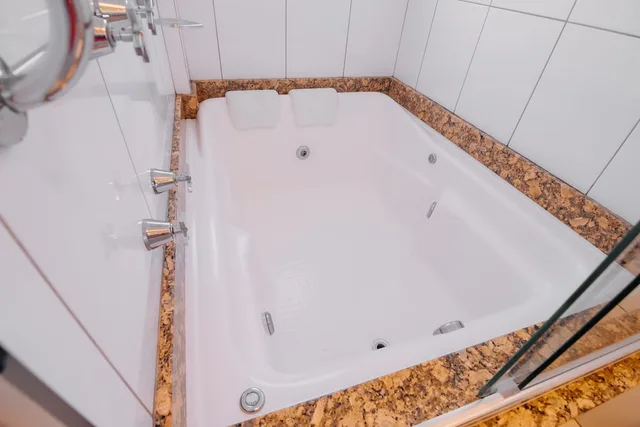 جناح بسرير كينج بحوض جاكوزي، Charrua Hotel 2/2