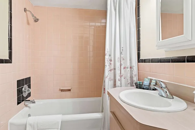 غرفة قياسية بسريرين كوين لذوي الإعاقة، Genetti Hotel SureStay Collection By Best Western 7/8