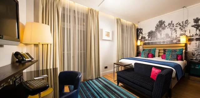 غرفة بريميوم بسرير كينج بإطلالة على الحديقة مع أريكة، Hotel Indigo London - Paddington by IHG 2/6