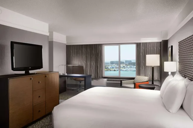جناح بسرير كينج بغرفتين مع أريكة، DoubleTree by Hilton Hotel San Francisco Airport North 1/2