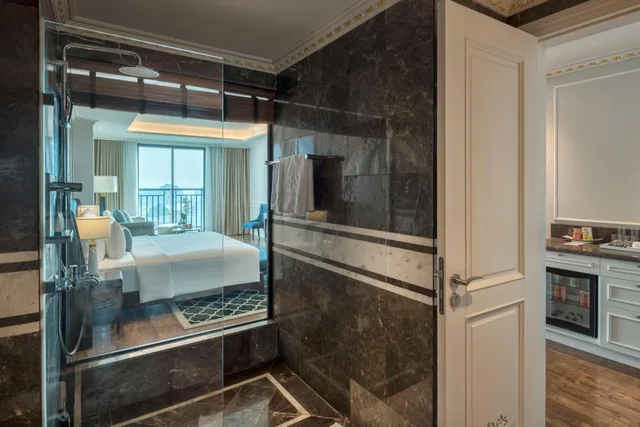 Deluxe, Queen Bed, Bay View، Flc Ha Long Bay Golf Club And Luxury Resort 10/10