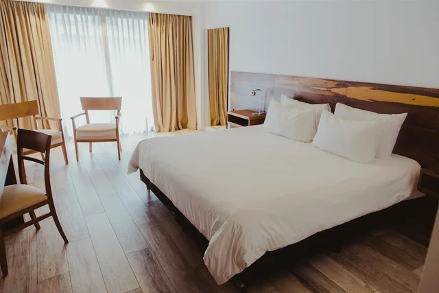 غرفة ديلوكس بسرير كينج، La Urumpta Hotel by AKEN Mind 1/6