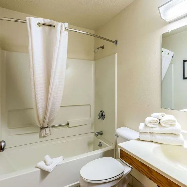 غرفة بسرير كوين بحوض جاكوزي، Econo Lodge Inn & Suites Auburn, MI 7/8