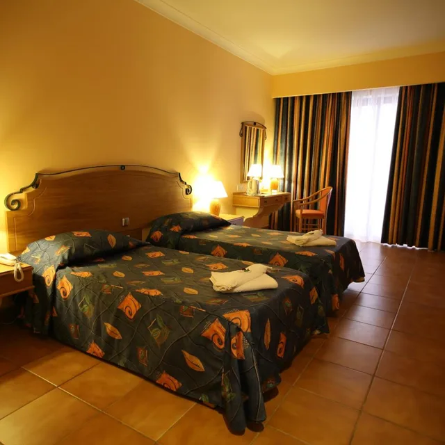 غرفة ثلاثية بسرير فردي بشرفة، Soreda Hotel 1/5