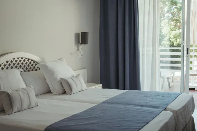 غرفة بسرير مزدوج بإطلالة على المسبح بشرفة، Hotel ROC Oberoy Adults Only +16 1/5