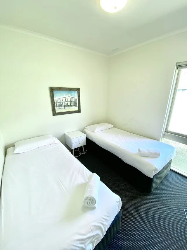 غرفة عائلية بسرير كوين وسريرين منفصلين، Ballarat Colonial Motor Inn 2/4