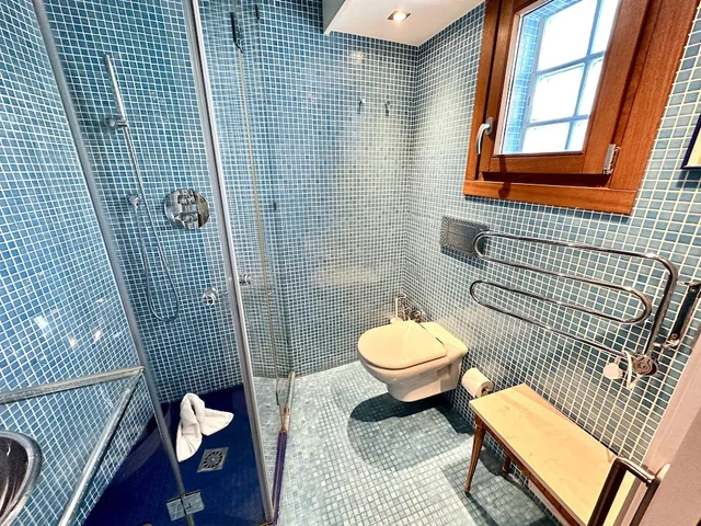 جناح جونيور بسرير كوين بإطلالة على المدينة بشرفة مع أريكة، Far Home Hostel 4/4