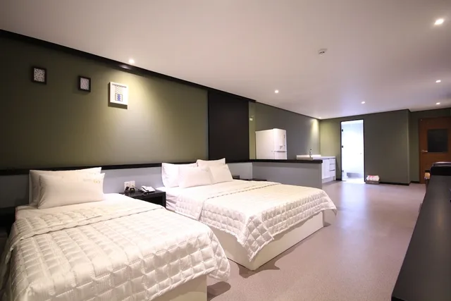 غرفة ديلوكس بسرير مزدوج وسرير فردي، G7 Hotel 1/2