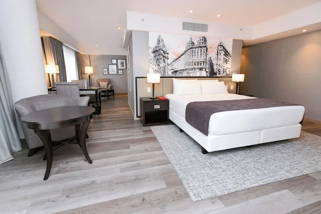 Suite, King Bed, Corner, DoubleTree by Hilton Buenos Aires 1/2