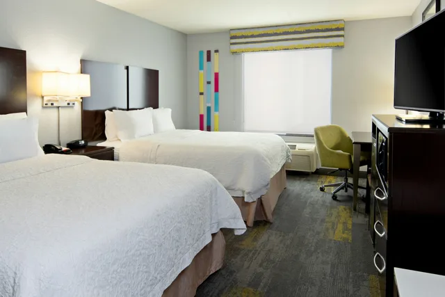 Room, 2 Queen Beds, Hampton Inn and Suites-Bakersfield/Hwy 58, CA 2/4