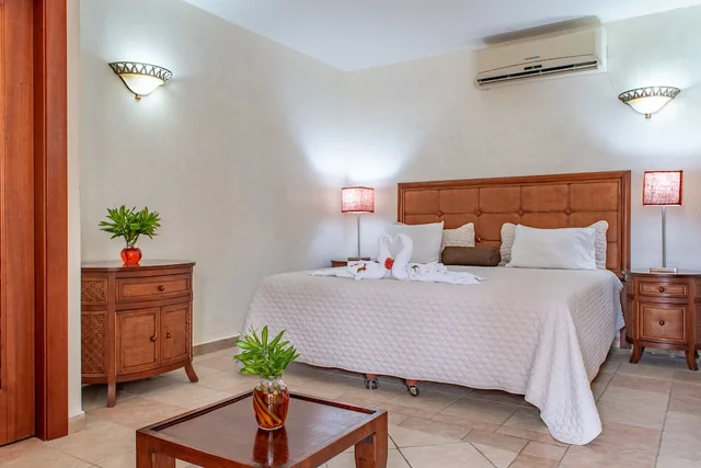 غرفة قياسية بسرير كينج، West Bay Colonial 3/5