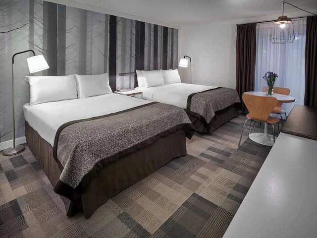 Coast, Superior, 2 Queen Beds, Patio، Coast Canmore Hotel Conference Centre 2/6