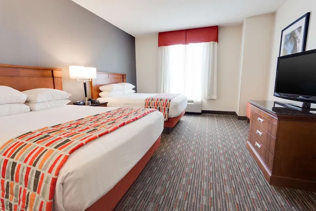جناح بسريرين كوين بغرفتين مع أريكة في طابق مرتفع، Drury Inn and Suites Greenville 2/3