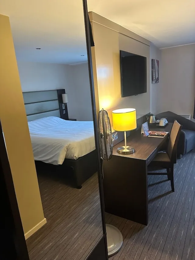 غرفة بريميير بسريرين منفصلين، Premier Inn Wirral (Two Mills) 2/3