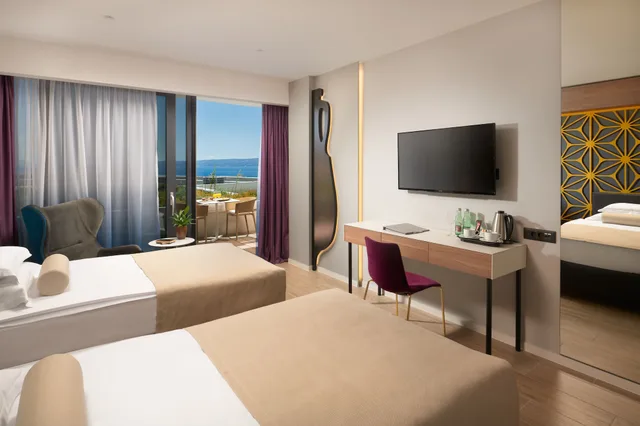 غرفة سوبيريور بسريرين منفصلين بإطلالة على البحر مع أريكة، Amphora Hotel 2/3