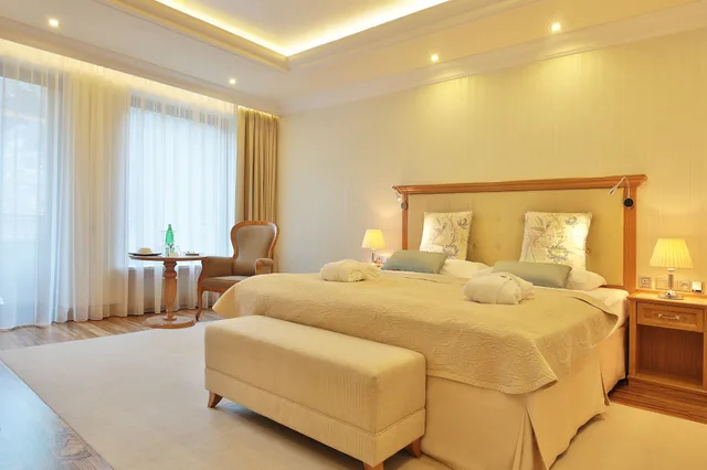 جناح تنفيذي بسريرين كينج بإطلالة على النهر بشرفة بغرفتي نوم، Retro Riverside Wellness Resort 3/10