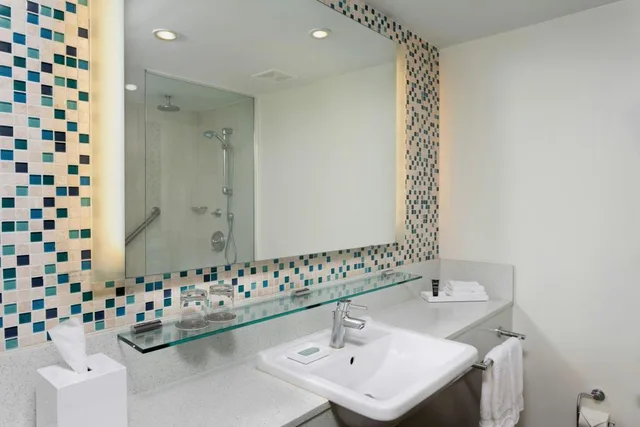 Island, Junior Suite, King Bed, Ocean Front, Beach Front, Sofa, Corner، Courtyard Isla Verde Beach Resort 5/6