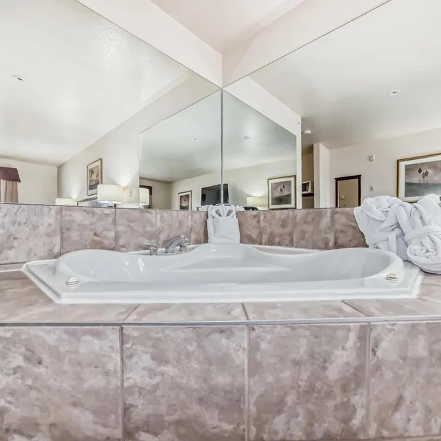 جناح بسرير كينج بجاكوزي، Grande Cache Inn and Suites 7/7