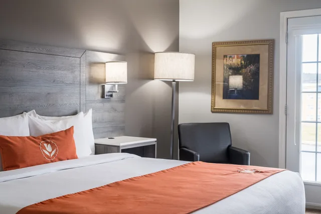 Drive Up, King Bed، Amsterdam Inn & Suites Moncton 4/4