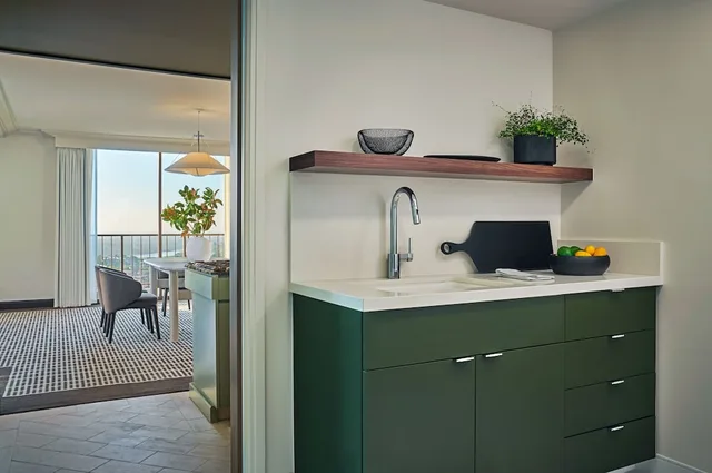 2 Bedrooms, Island, Suite, 1 King and 2 Queen Beds, Queen Bed، Pendry Newport Beach 2/4