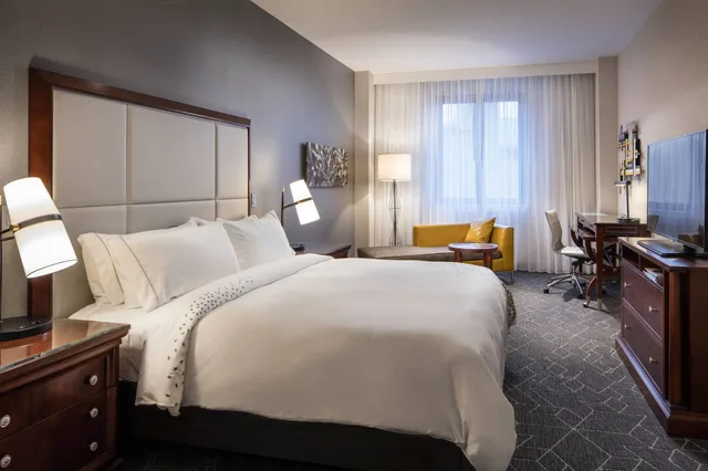 Club, King Bed, Renaissance Providence Hotel 5/10