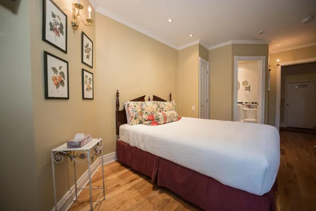 غرفة قياسية بسرير كينج وسرير كوين، Manoir Sherbrooke 5/10