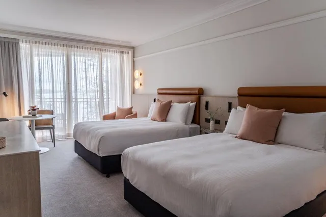 غرفة بريميوم بسريرين كوين بإطلالة على المسبح بشرفة مع دخول الصالة، Crowne Plaza Terrigal 1/3