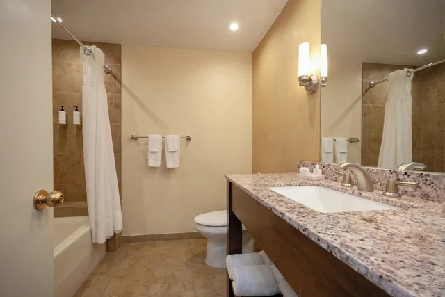 Deluxe, King Bed, Bay View, Sofa، The Inn at the Tides 7/7